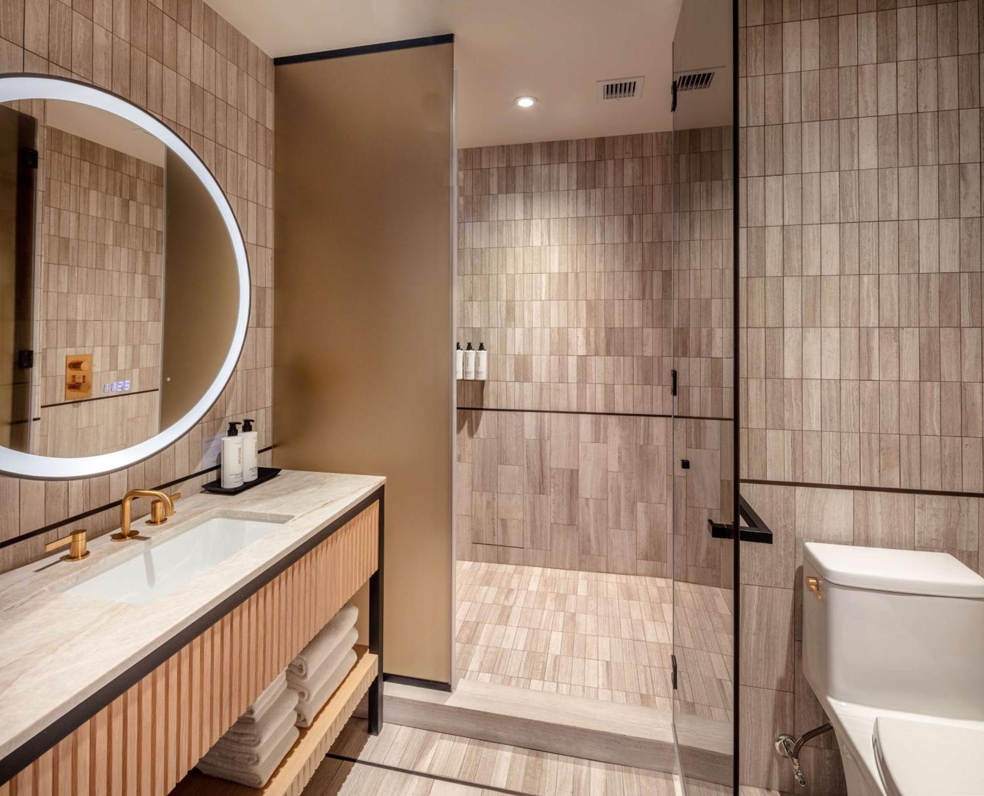 Panoramic Corner King Suite Square View